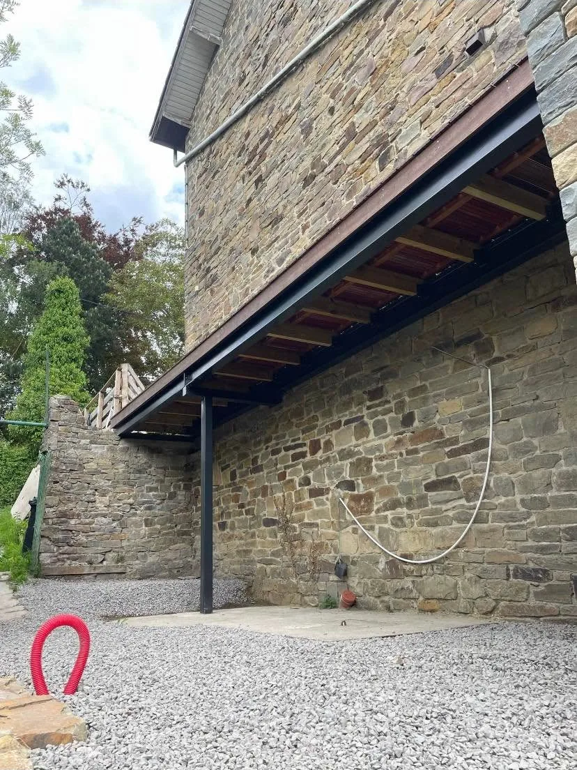 Terrasse ipé sur pilotis — Extérieur à Comblain-au-Pont, chantier ID Bois