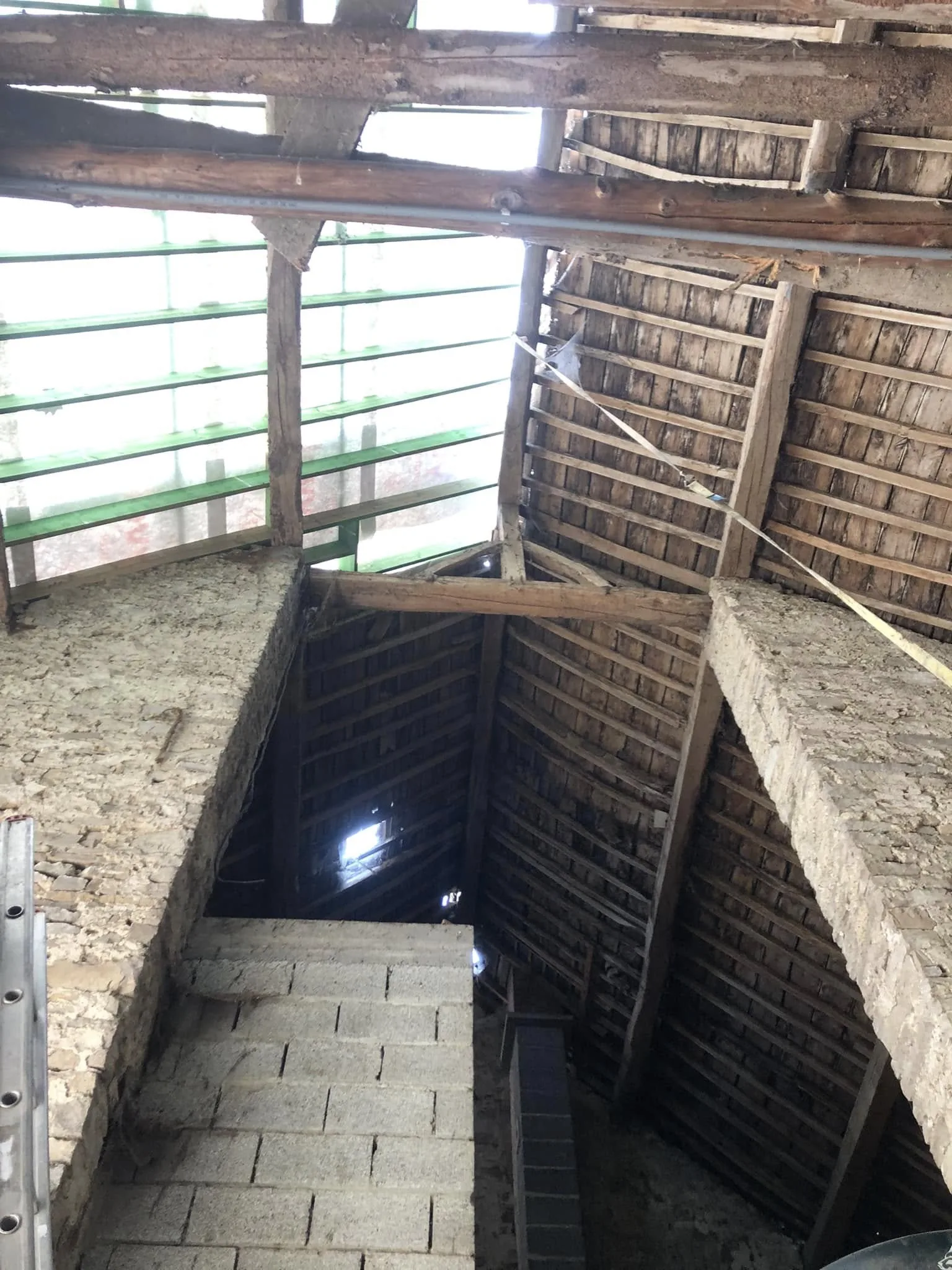 Charpente traditionnelle, fermes chevillées — Toiture à Trooz, chantier ID Bois