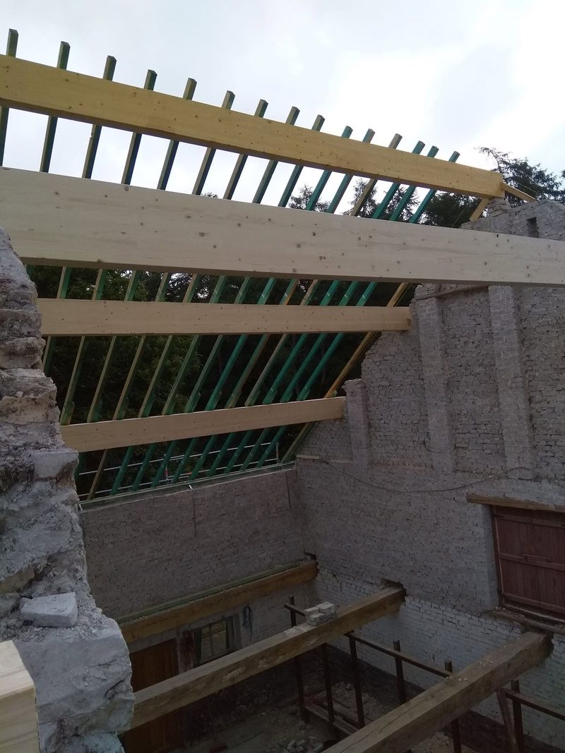 Reconstruction de charpente, bâti en ruine — Toiture — rénovation lourde à À COMPLÉTER, chantier ID Bois