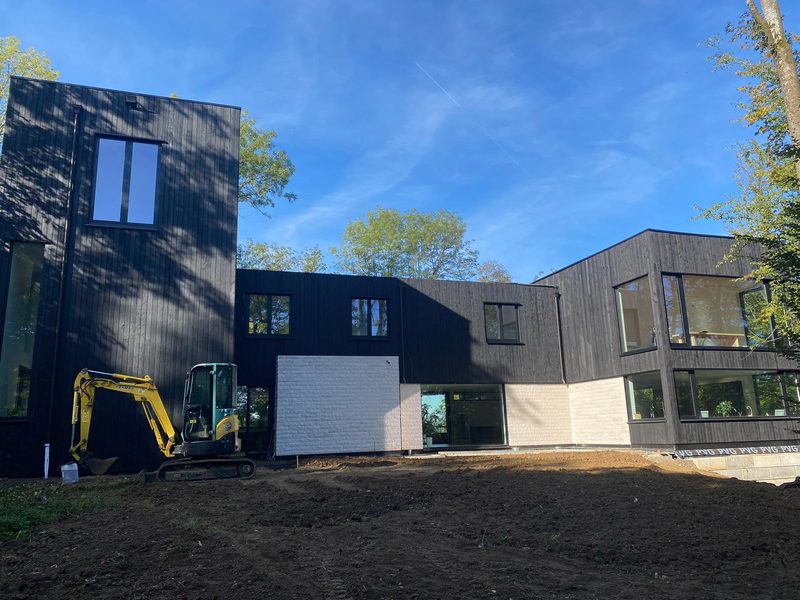 Extension contemporaine, bardage bois noir — Ossature bois à À COMPLÉTER, chantier ID Bois