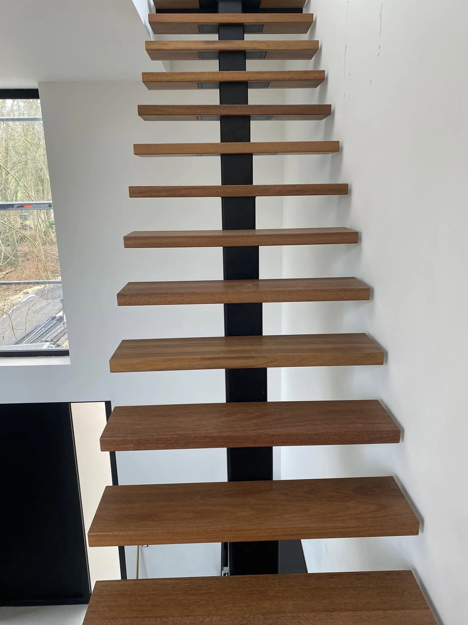 Escalier chêne massif sur mesure — Menuiserie à Sprimont, chantier ID Bois